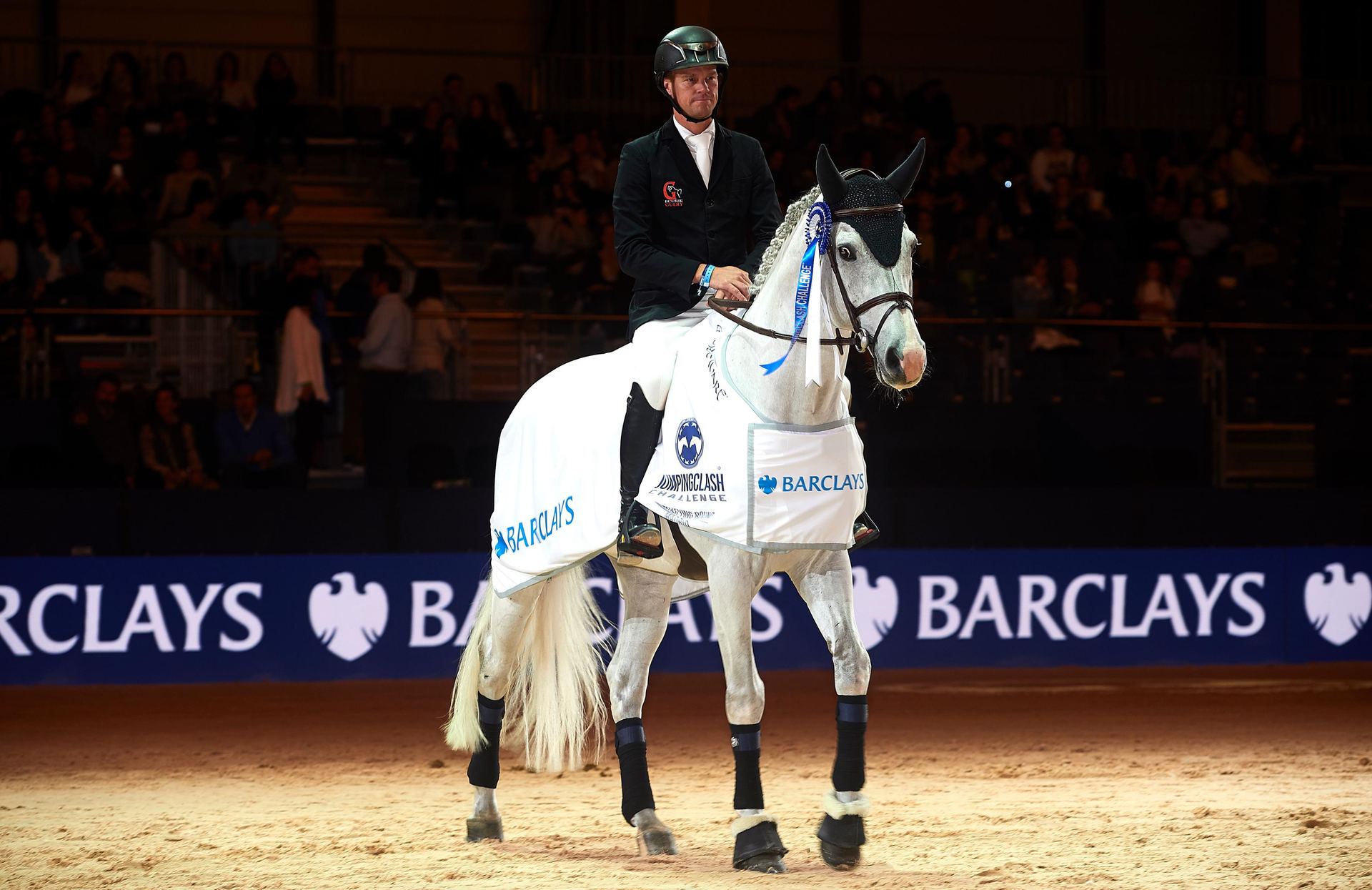 Evento internacional de salto indoor con las gradas llenas
